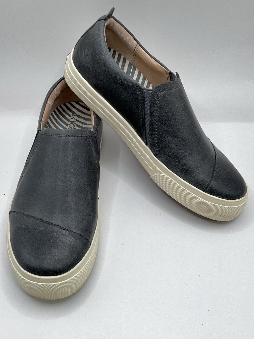 Taos Footwear Black Leather Slip-On Flats Sneakers Loafers